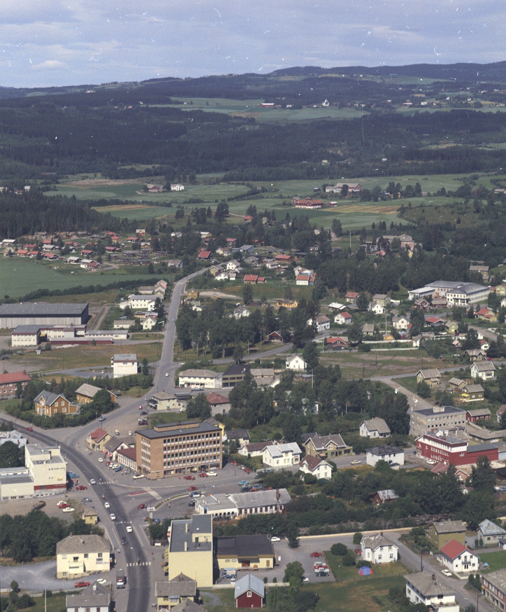 Widerøes Flyveselskap A/S, Flyfoto, Brumunddal sentrum, bebyggelse på Veldresiden, Ringsaker.