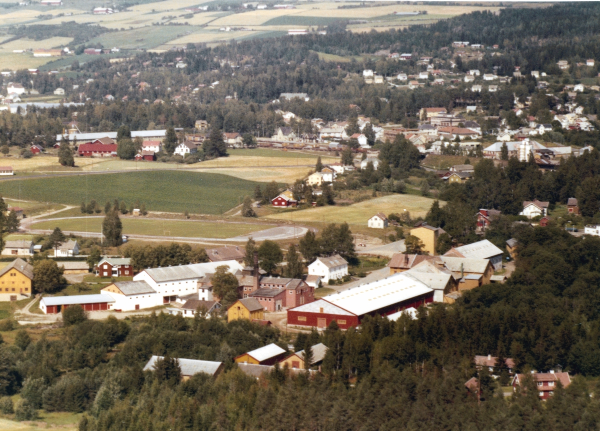 Widerøes Flyveselskap A/S, Flyfoto, Strand Brenneri, Moelv, utsikt mot Ring, Ringsaker.