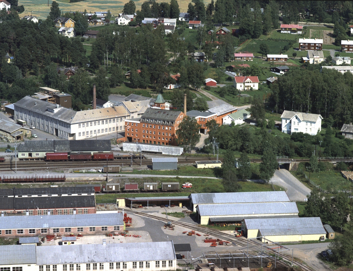 Widerøes Flyveselskap A/S, Flyfoto av Brumunddal med Potetmjølfabrikken og Gothard Høyens konfeksjonsfabrikk, Kvernenga.