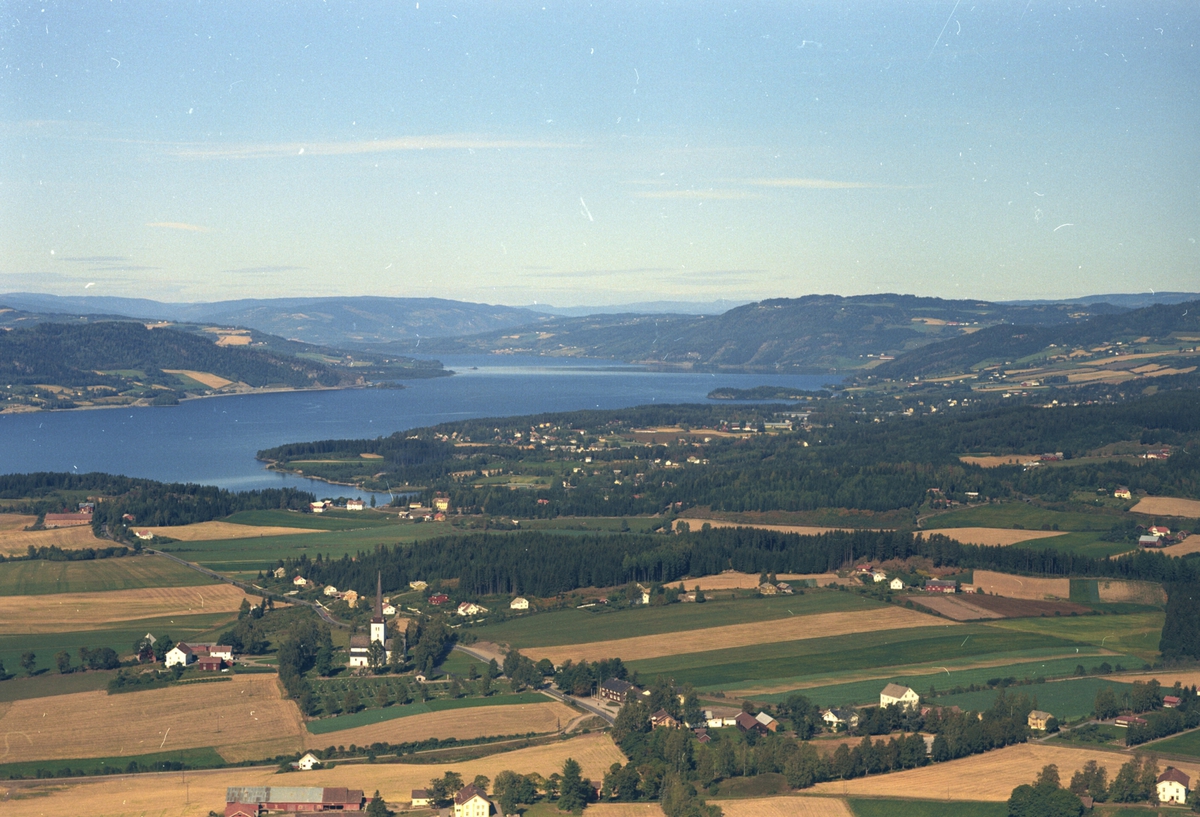 Widerøes Flyveselskap A/S, Flyfoto av Ringsaker kirke. Utsikt mot Moelv og Ring. Mjøsa.