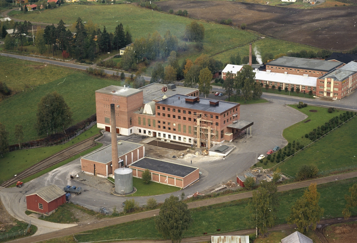 Widerøes Flyveselskap A/S, Flyfoto, Hedmark tørrmelk, Brumunddal, Ringsaker.