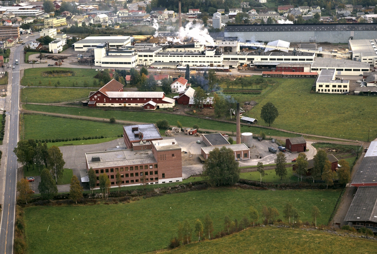Widerøes Flyveselskap A/S, Flyfoto, Hedmark tørrmelk, Granerud gard, Berger Langmoen A/S, Brumunddal, Ringsaker.