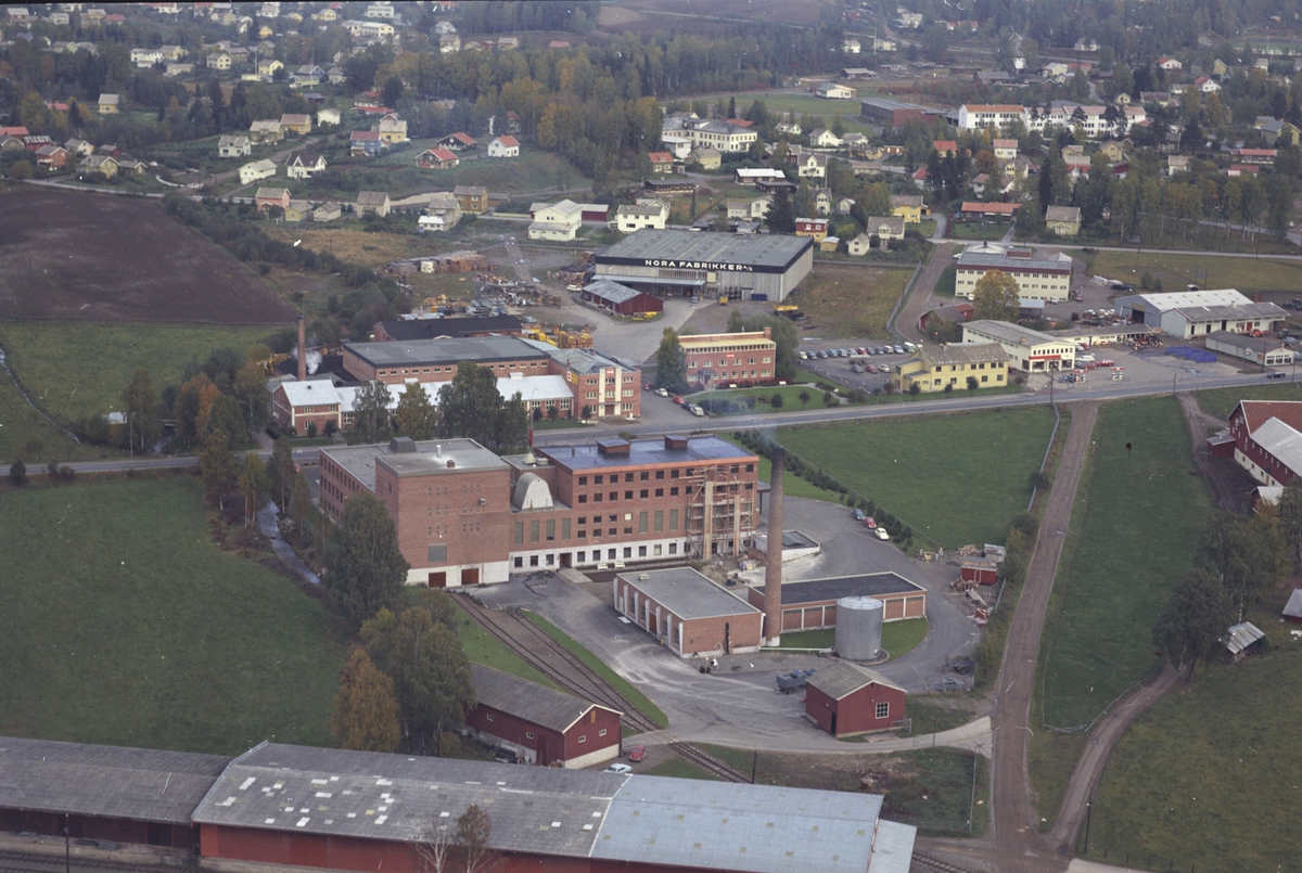 Widerøes Flyveselskap A/S, Flyfoto, Hedmark tørrmelk, industri langs Ringsakervegen, Brumunddal, Ringsaker.