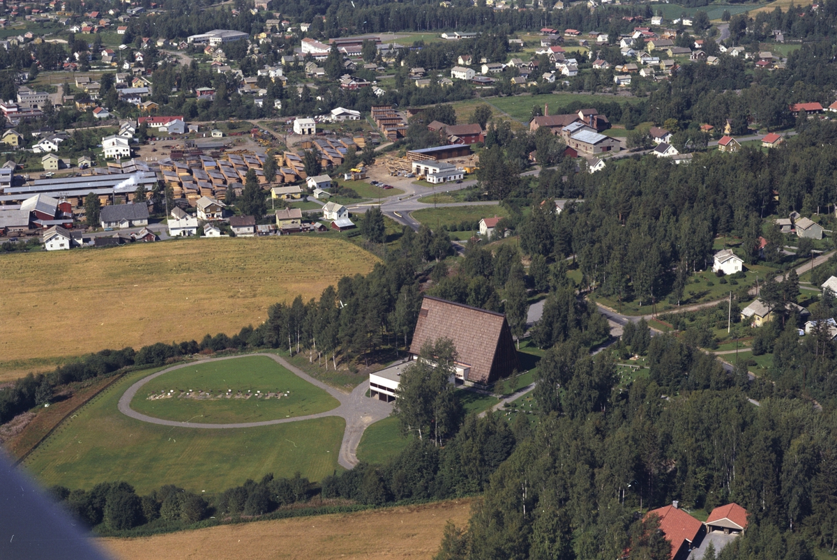 Widerøes Flyveselskap A/S, Flyfoto av Brumunddal. Utsikt mot Brumunddal kirke og Veldresiden.