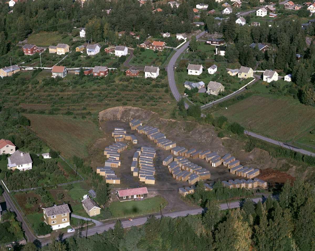 Widerøes Flyveselskap A/S, Flyfoto, Moelven Brug A/S, lagerplass for arbeidsbrakker langs Åsmarkvegen, Moelv, Ringsaker.