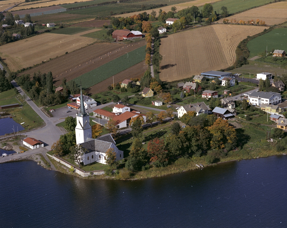 Widerøes Flyveselskap A/S, Flyfoto, Tingnes, Nes kirke, boliger, Mjøsa, Nes, Hedmark.
