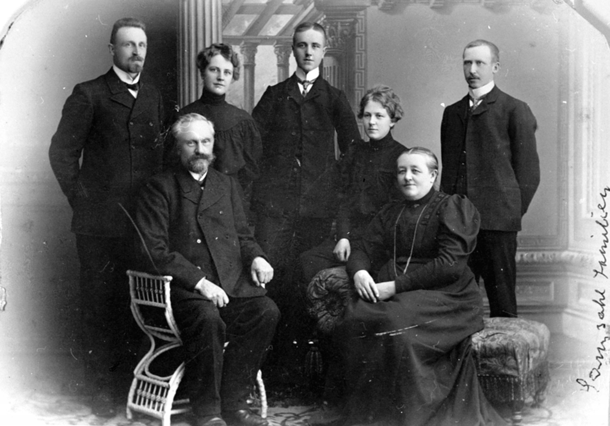 Anno Domkirkeodden, Familien til Inga og Ole Samsahl, med svigersønnene Bjørnstad og Steen Berner. Samsal, Ringsaker.