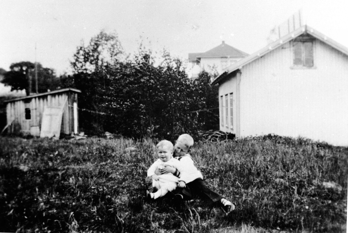 Anno Domkirkeodden, Eksteriør, vaskehuset ved mølla, Kolloen i bakgrunnen, 2 barn i forgrunnen, Brumunddal, Ringsaker.