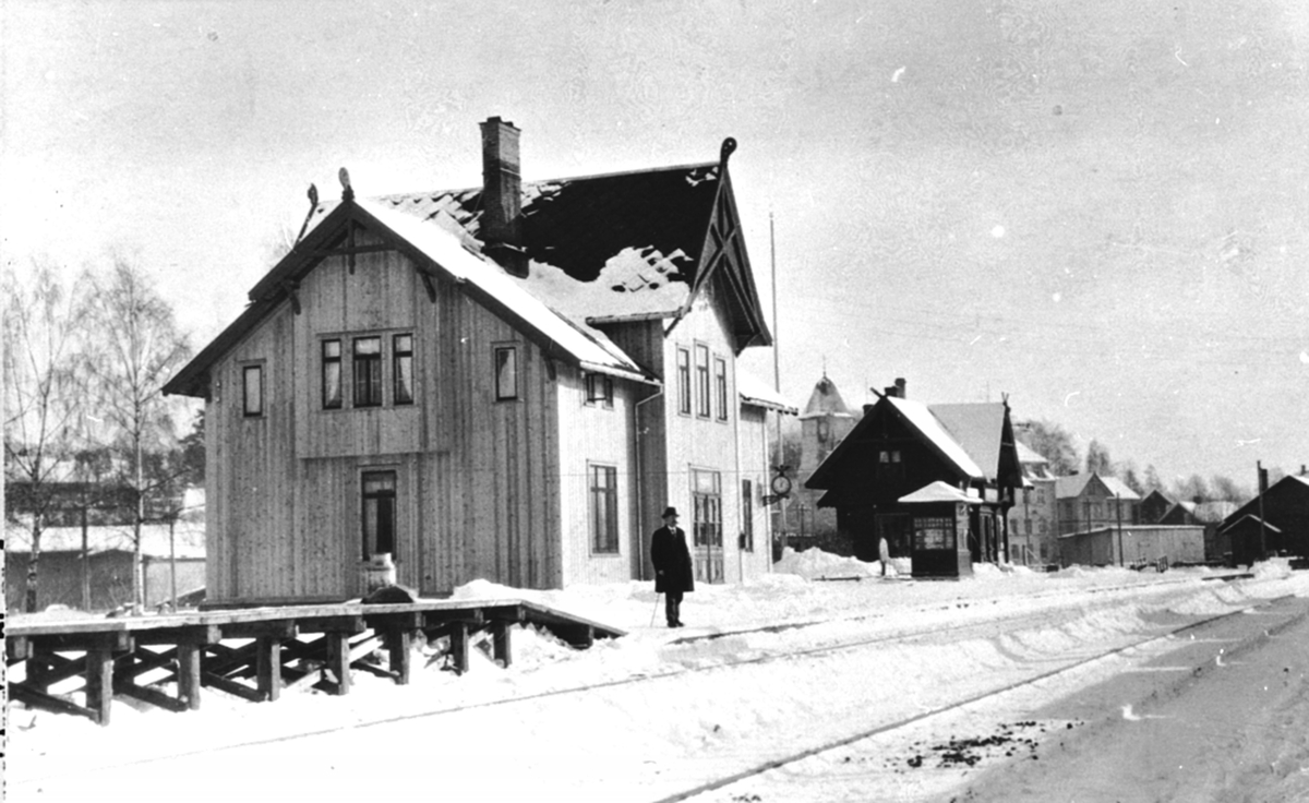 Anno Domkirkeodden, Eksteriør, Brumunddal jernbanestasjon, kiosk, lager, melkerampe, stasjonsbygning med ny panel. Stasjonsmester Nordhagen.