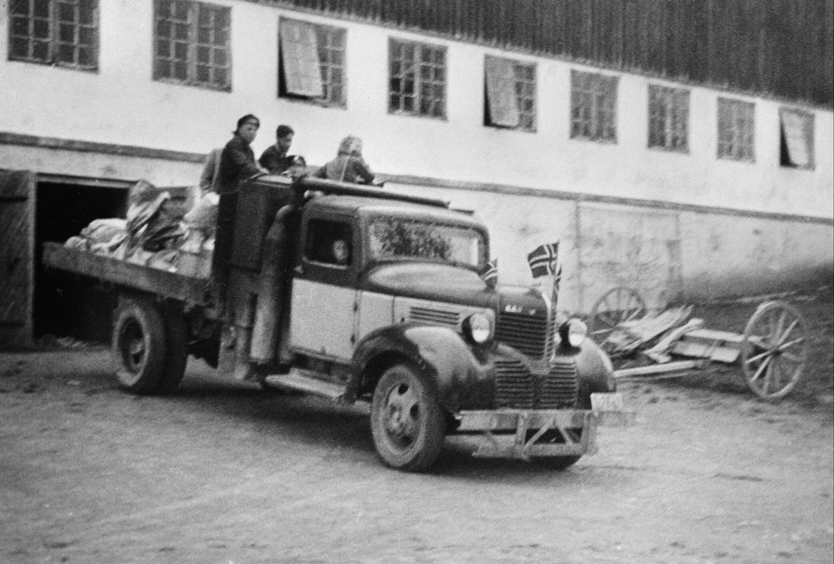 Anno Domkirkeodden, Melkeruta med norske flagg. Knottfyrt generator. Dodge eller Fargo lastebil modell 1939-40. Utenfor låven på Hovelsrud, Helgøya. Fredsdagene i mai 1945.