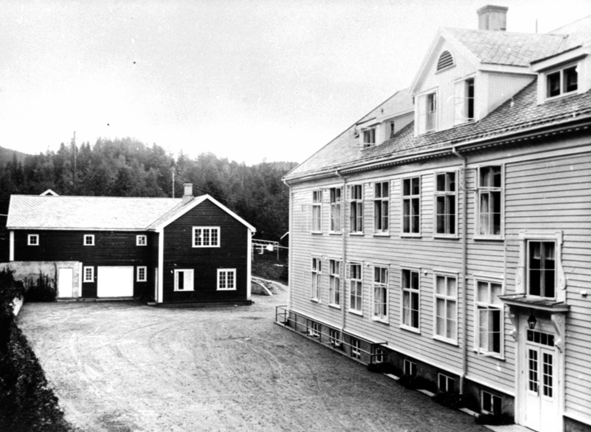 Anno Domkirkeodden, Eksteriør, bakgården på Ringsaker sykehus, Moelv.