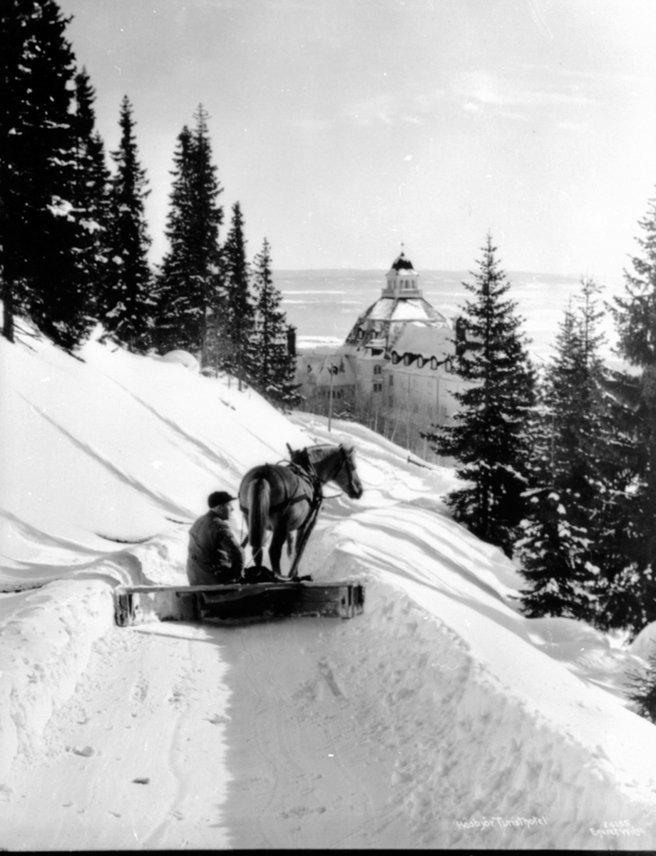 Anno Domkirkeodden, Mann med hest og snøplog kjører opp vei ovenfor Høsbjør Turisthotell. Høsbjør østre, Furnes, Ringsaker.