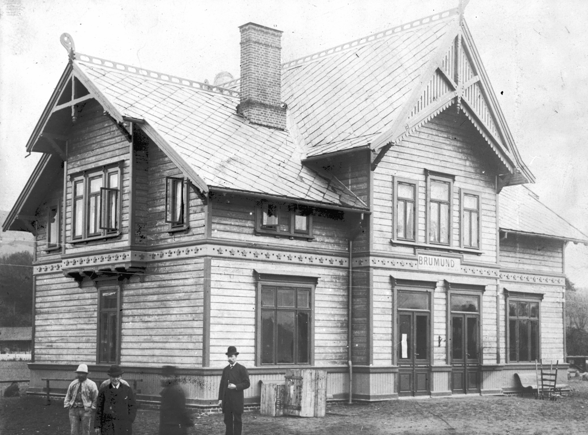 Anno Domkirkeodden, Eksteriør, Brumunddal jernbanestasjon, 5 menn foran stasjonsbygningnen.