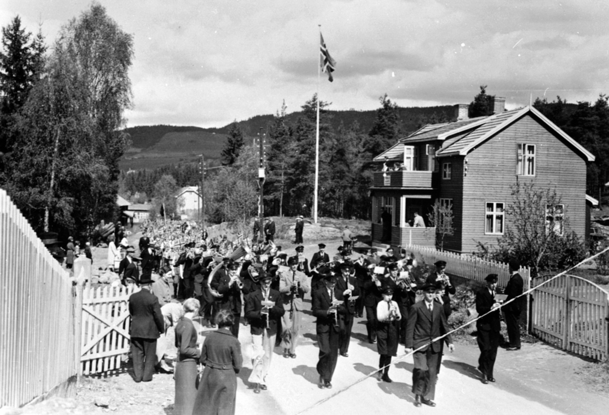 Anno Domkirkeodden, 17. maitog i Storgata, Moelv med musikk, barn og flagg. Sett fra Menighetstoppen mot Fønix kafe.