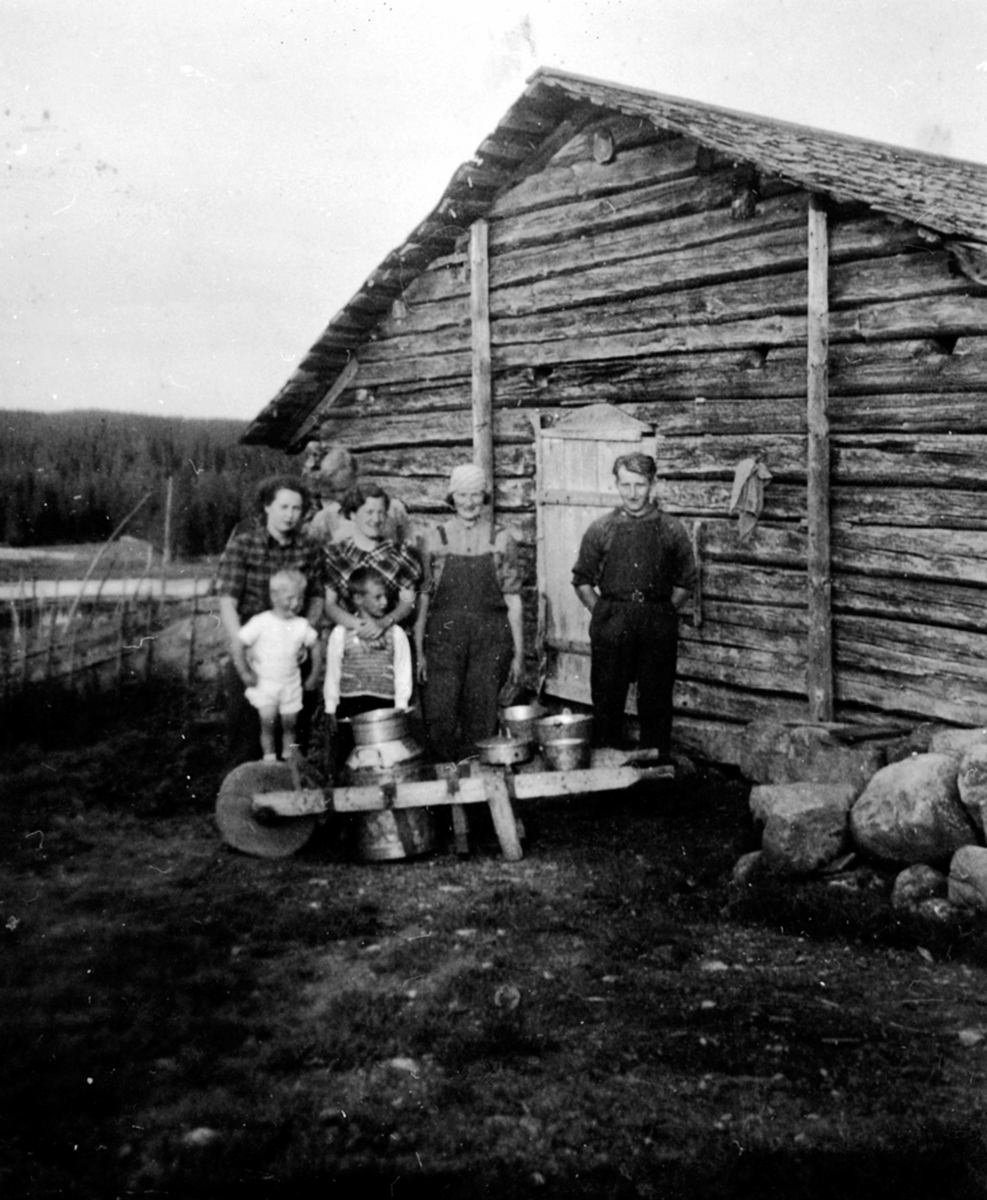 Anno Domkirkeodden, Sigurd og Gudrun Hovland med barna Sverre og Gunnar foran fjøset på Olshølen seter, Ringsakerfjellet. Tre ukjente.
