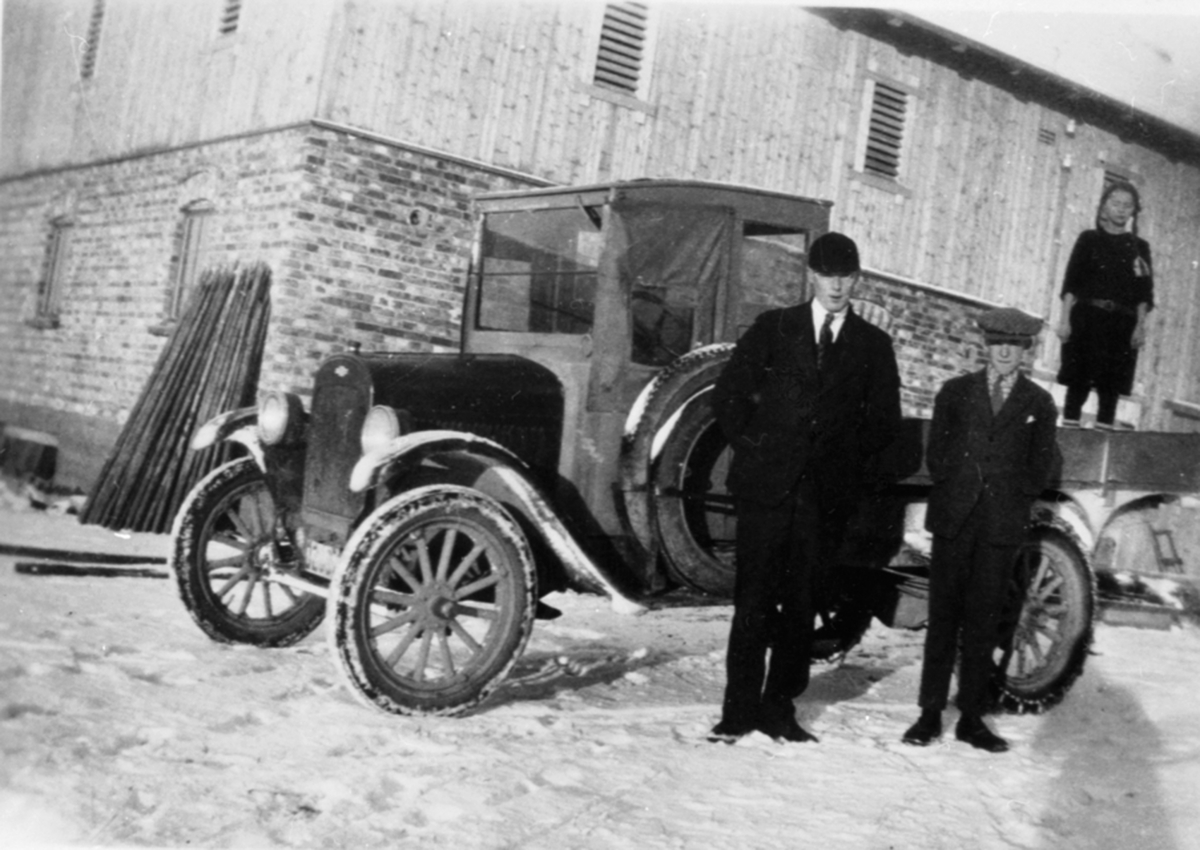 Anno Domkirkeodden, Lastebil, en 1924 modell Chevrolet. Til venstre er eier Emil Holen, Johan Berg. Aslaug Lundberg på lasteplanet. Holen, Brumunddal.