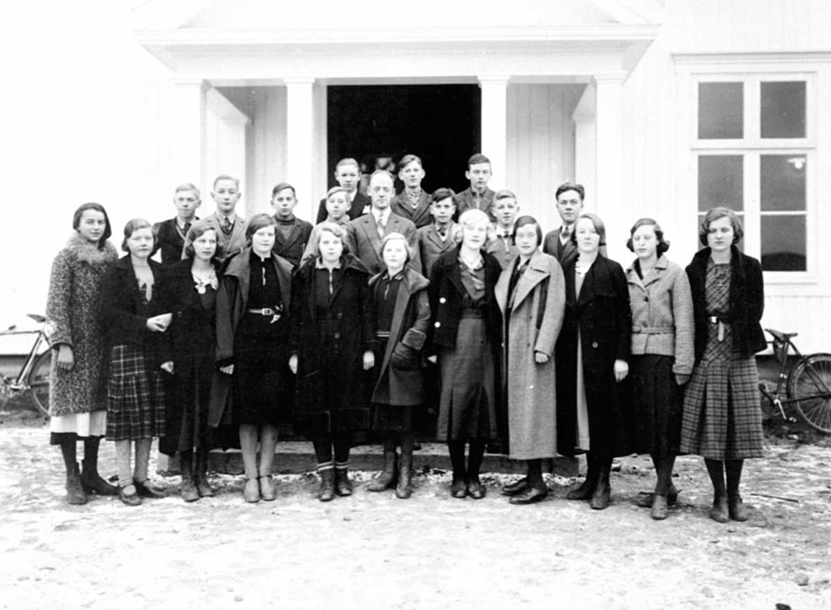 Anno Domkirkeodden, Elever med lærer ved Mørkved skole, Brumunddal.