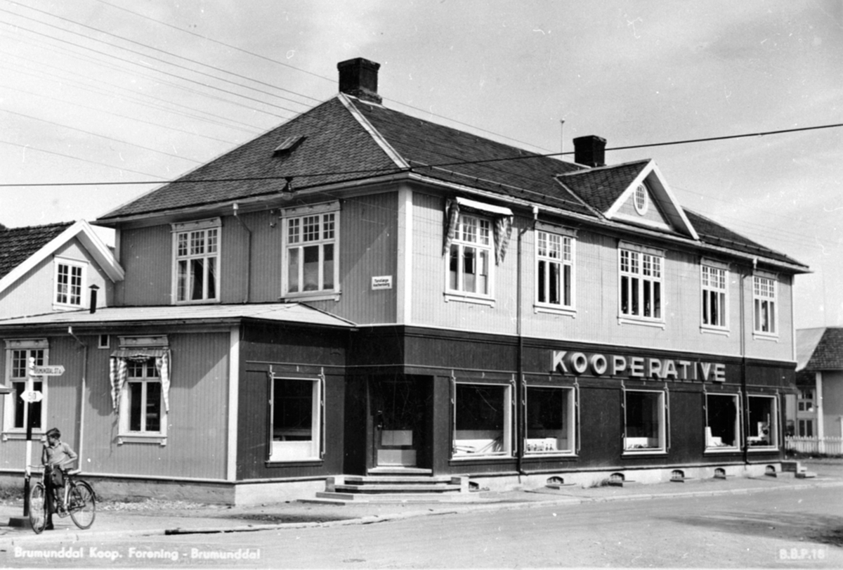 Anno Domkirkeodden, Eksteriør, Helgeby, Brumunddal Kooperative (Samvirkelag i 1950), Furnesvegen, Brumunddal.