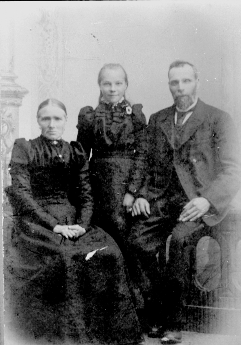 Anno Domkirkeodden, Marie Granerud, Peder Granerud, datter Martha Granerud (1880-1974) senere gift med Axel Anstensen Dobloug, Granerud gard, Veldre, Ringsaker.