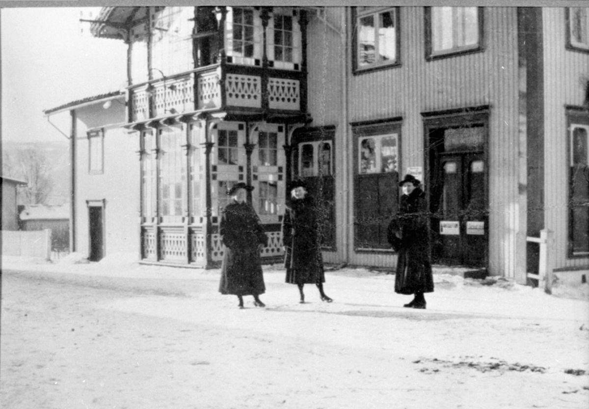 Anno Domkirkeodden, Eksteriør, Øverengen, Thingelstad landhandleri, Gamlegata, Brumunddal. 3 damer med vinterkåper.