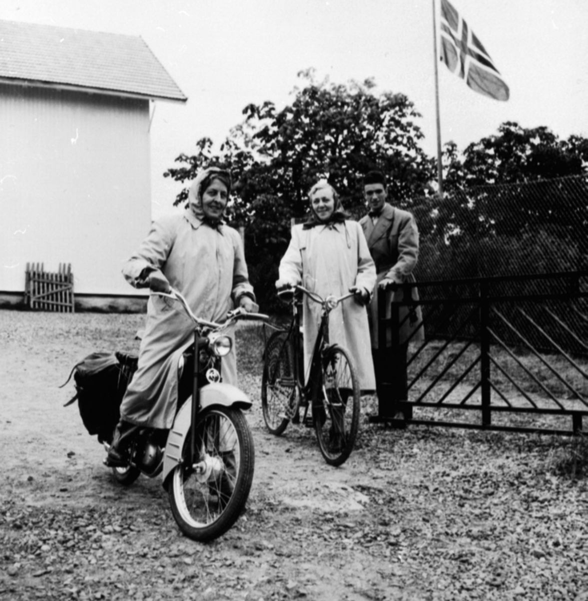 Anno Domkirkeodden, Tre lærere foran Mørkved skole, Brumunddal. Fra venstre med moped er Nelly Jevanord, Marie Svartongstad med sykkel. Bak er Jostein Solbakken.