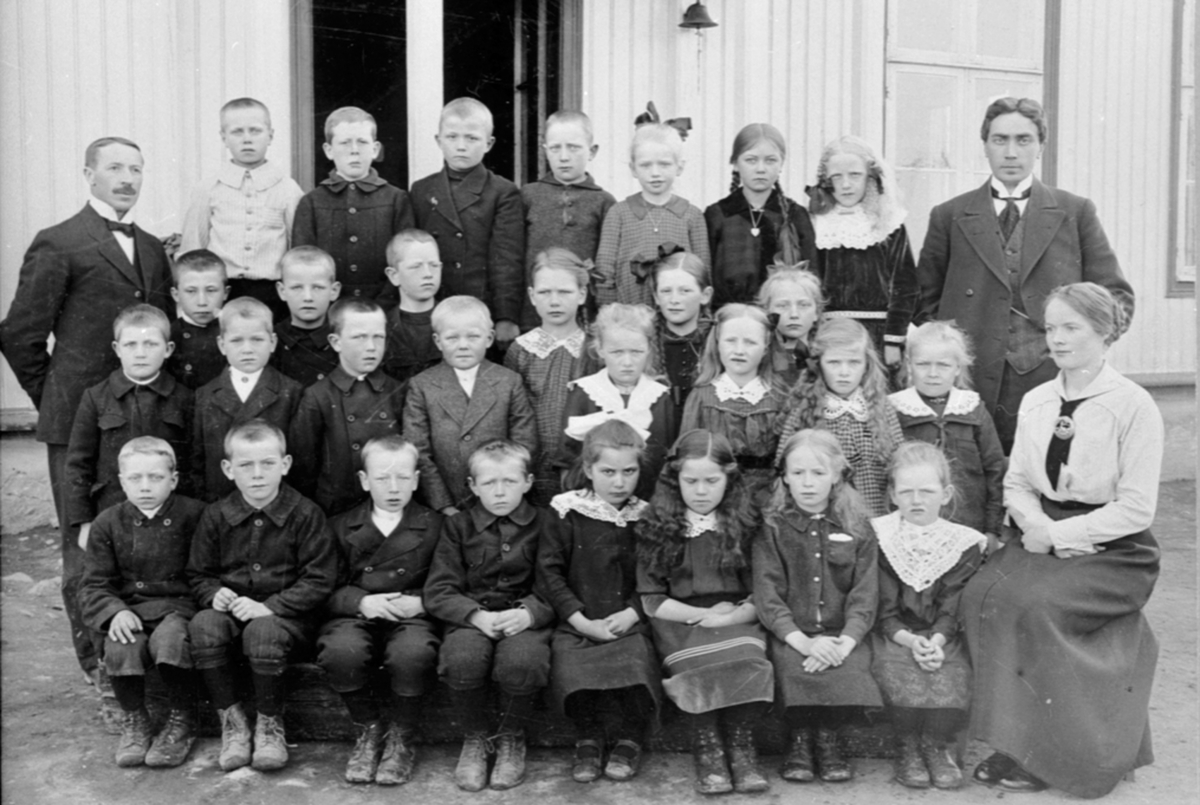 Anno Domkirkeodden, Mørkved skole, Brumunddal, gruppe elever og lærere. Nummer seks fra venstre bak er Ester Jovall fra Mørkved lille. Lærerne er Nils Nyhus, Langdalen og frk. Ofigsbø.