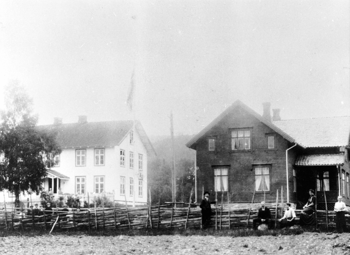 Anno Domkirkeodden, Eksteriør, Mørkved skole, Brumunddal med lærerboligen til høyre. Fra venstre er lærer Nils Nyhus, A. Nøding, Aagot Arnesen, Agnes Apesland, Gudrun Ofigsbø. Barn ved skigarden.