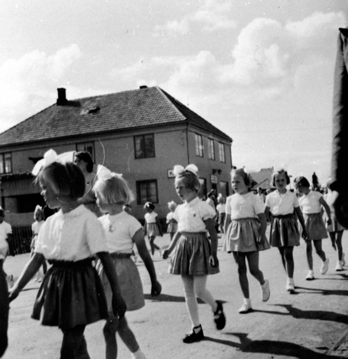 Anno Domkirkeodden, Turnjenter masjerer i Furnesvegen, Brumunddal.