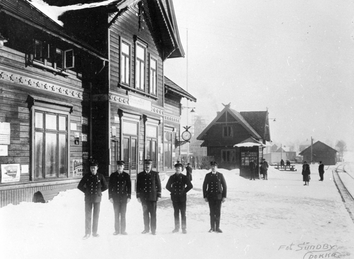 Anno Domkirkeodden, Bemanningen på Brumunddal jernbanestasjon. Fra venstre Einar Enoksen, Erling Schjerven, stasjonsmester Edvard Nordhagen, K. Nyberg, S. Ulven.