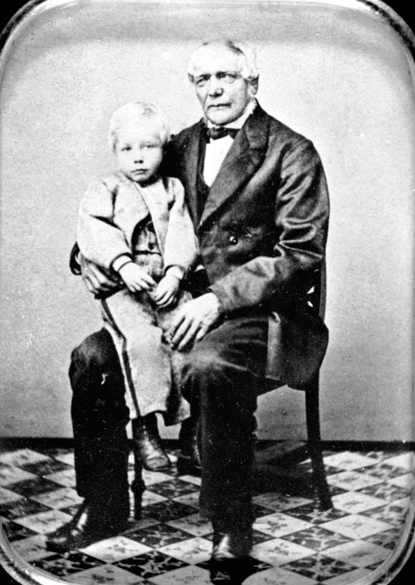 Anno Domkirkeodden, Erik Olsen Engen (1.3.1803-20.12.1893) med Nils Eriksen Engen på fanget, Kvernengen, Brumunddal.