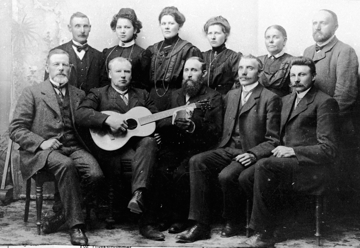 Anno Domkirkeodden, Indremisjon i Brumunddal. 1905-1910. Foran f. v. Mathias Ødegård, N. C. Aas, ukjent, ukjent, ukjent. Bak f. v. Vingerhagen, ukjent, ukjent, Tonette Stenberg, ukjent, ukjent.