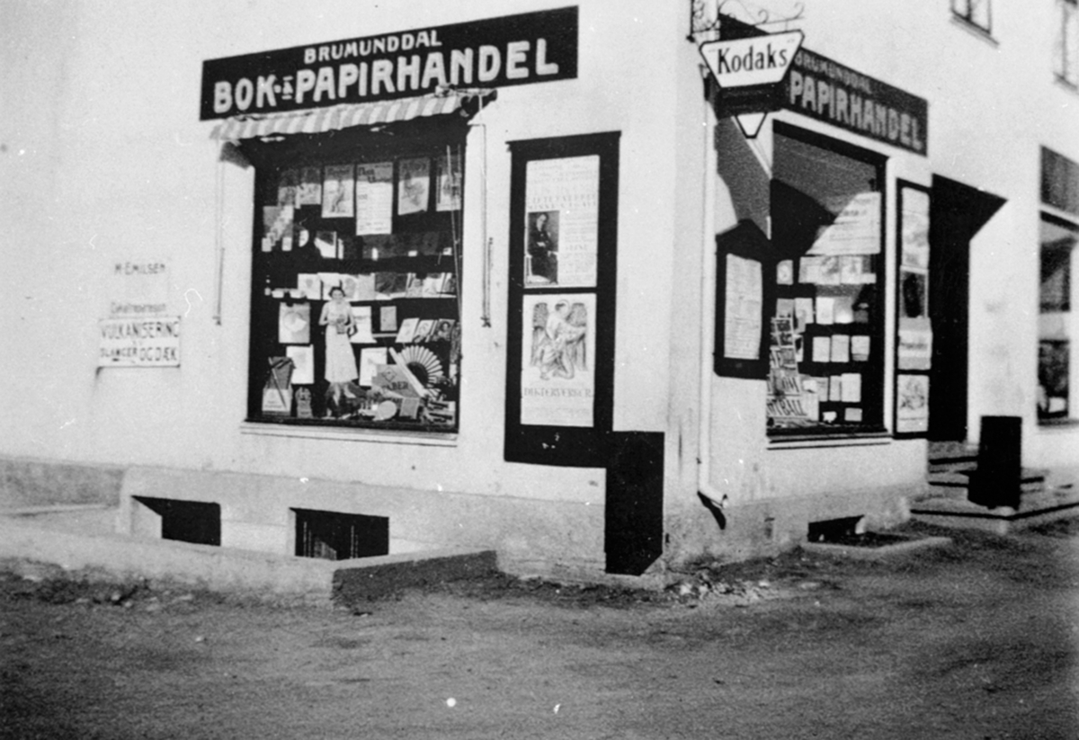 Anno Domkirkeodden, Utstillingsvindu hos Brumunddal Bok og Papirhandel, Furnesvegen.