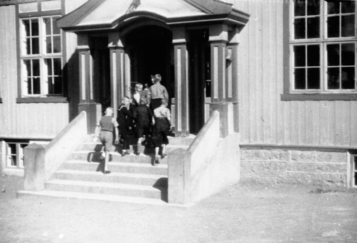 Anno Domkirkeodden, Hovedinngangen ved Mørkved skole, Brumunddal. Barn i trappa.