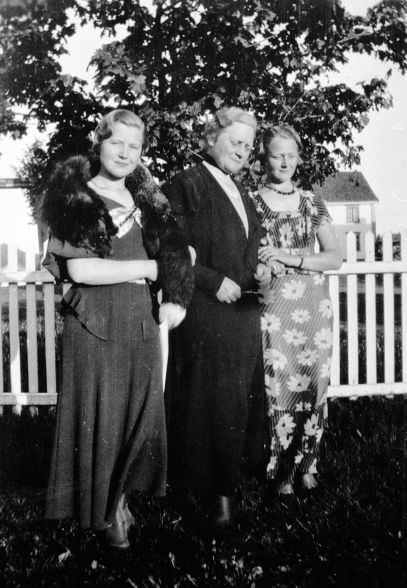 Anno Domkirkeodden, 3 damer, Buttekvern gard, Brumunddal. Fra venstre er Åse Lundby, Mina Lundby, Gerd Lundby.