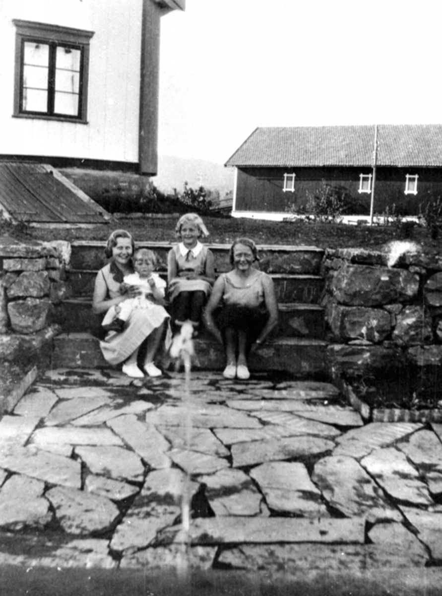 Anno Domkirkeodden, To søskenpar, fra venstre Gerd Lundby, deretter Brit Lundby og hennes søster Turid. Ytterst til høyre Åse Lundby som er Gerds søster. Buttekvern gard, Brumunddal.