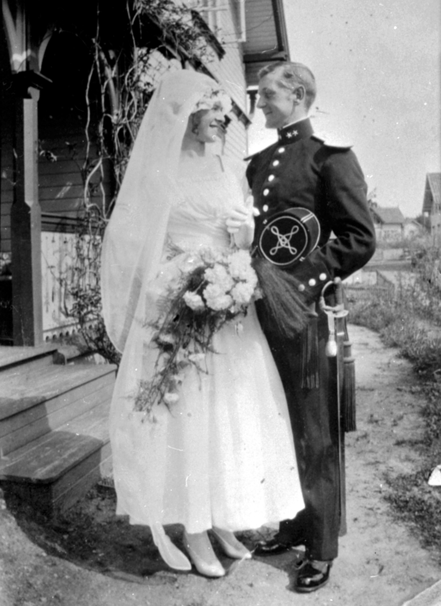 Anno Domkirkeodden, Brudepar. Torgei Lundby i brudekjole og Knut Lundby i militæruniform. Buttekvern, Brumunddal.