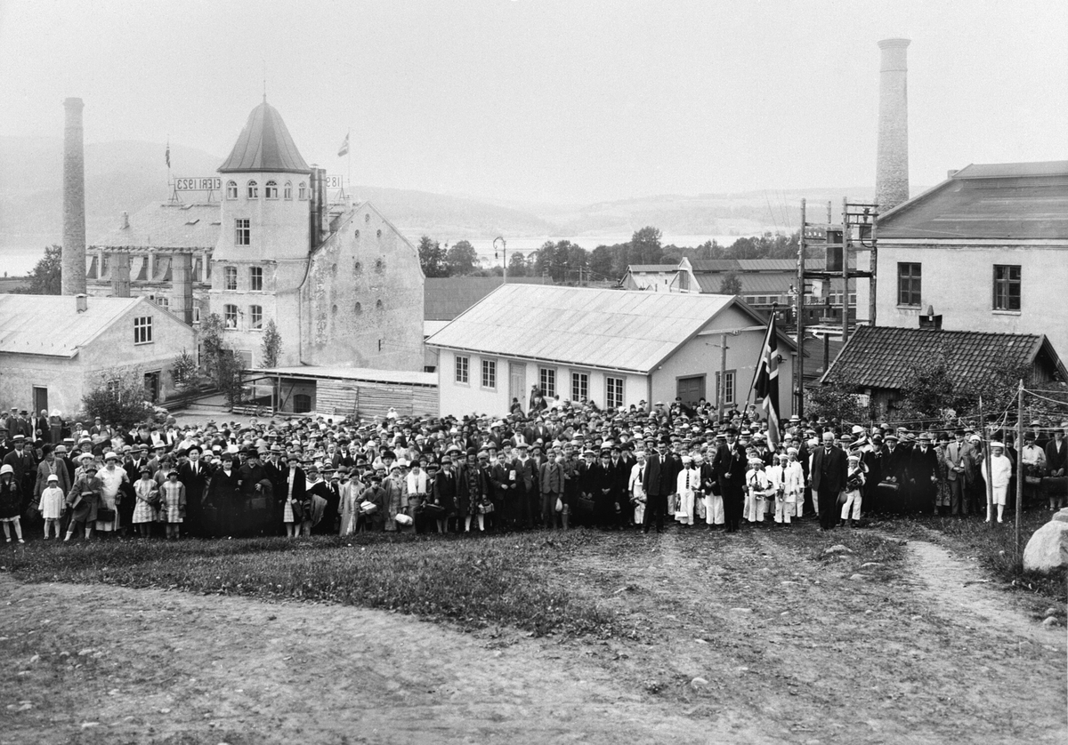 Anno Domkirkeodden, Stor gruppe personale og leverandører fra Helmer Husebys meieri på Oslotur, Brumunddal.