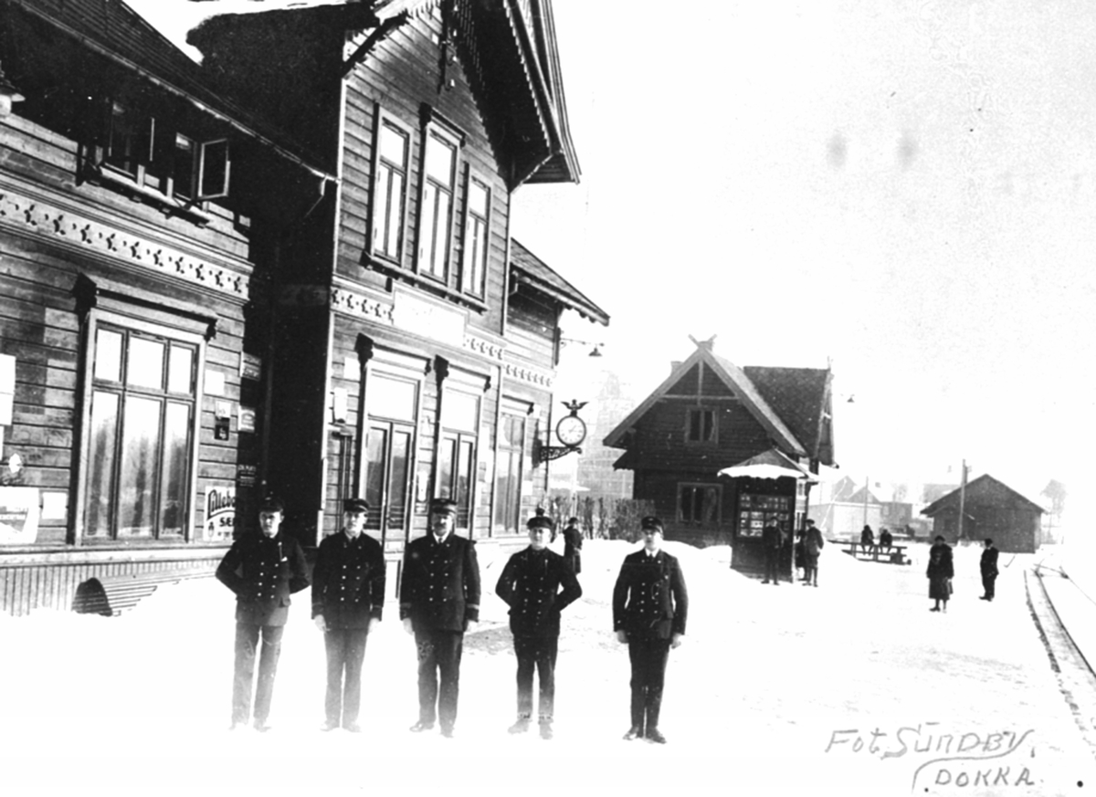 Anno Domkirkeodden, Bemanningen på Brumunddal jernbanestasjon, fra venstre er Einar Enoksen, Erling Schjerven, stasjonsmester Edvar Norhagen, Kristian Nyberg, Sverre Ulven.