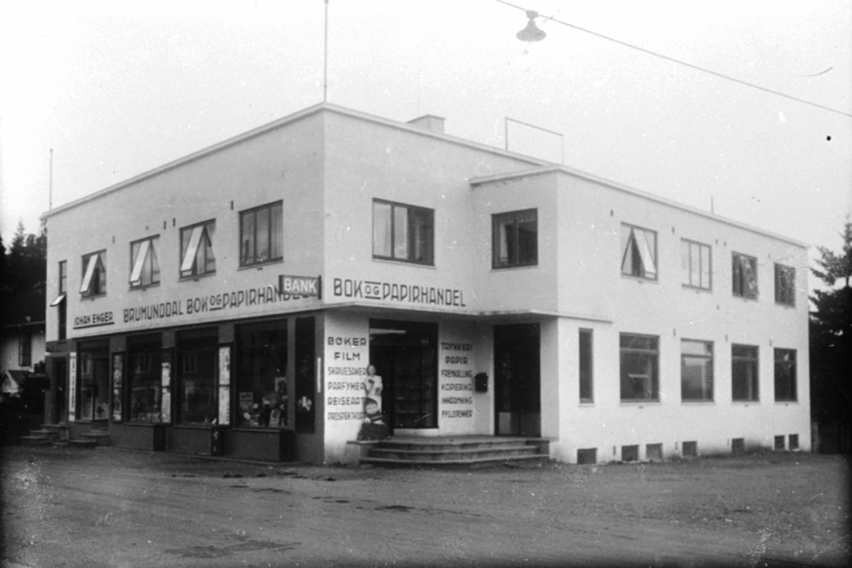 Anno Domkirkeodden, Eksteriør, Brumunddal Bok og Papirhandel, Furnesvegen/Industrigata, Brumunddal.