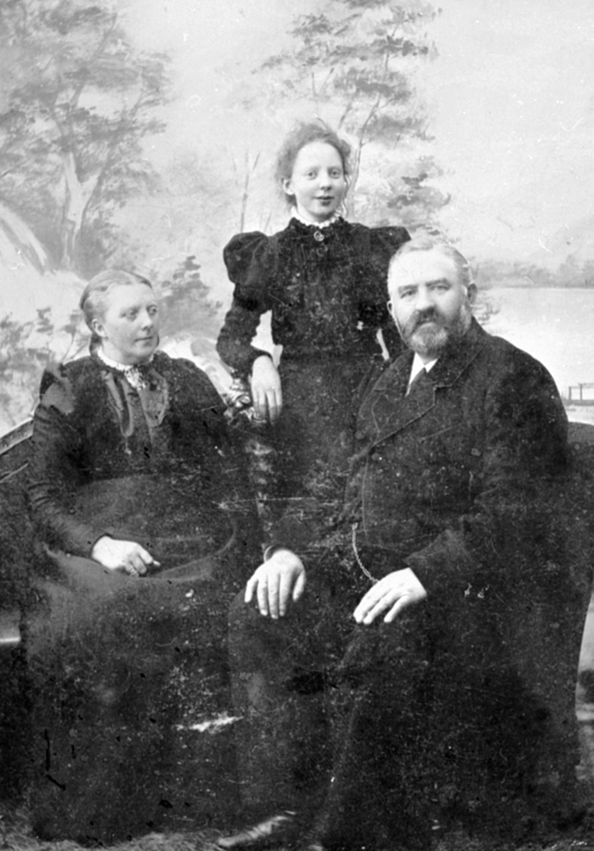 Anno Domkirkeodden, Fra venster er Pauline Gaalaas, Lars Jacobsen Gaalaas f.1853, datter Pauline Gaalaas, Øverbakken, eiere av Brumunddal Hotell.