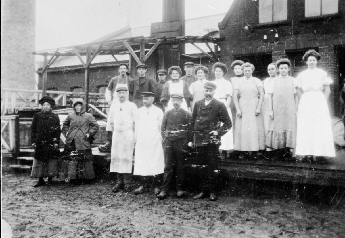 Anno Domkirkeodden, Gruppe arbeidere ved Helmer Husebyes meieri, Brumunddal. 3 fra venstre er Hethager, 5 fra venstre er Emil Husebye, lien, Gabrielsen, til høyre er Hanna Johansen.