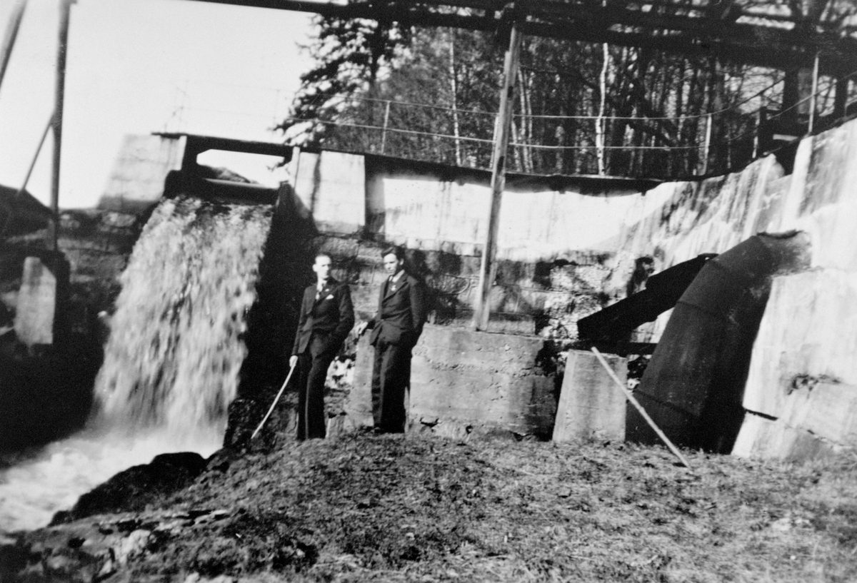 Anno Domkirkeodden, Oppdemming av Kvernveita, Nerkvernfossen, Nerkvern Brenneri, fra venstre Terje Tøråsen, Ole Pram, Brumunddal.