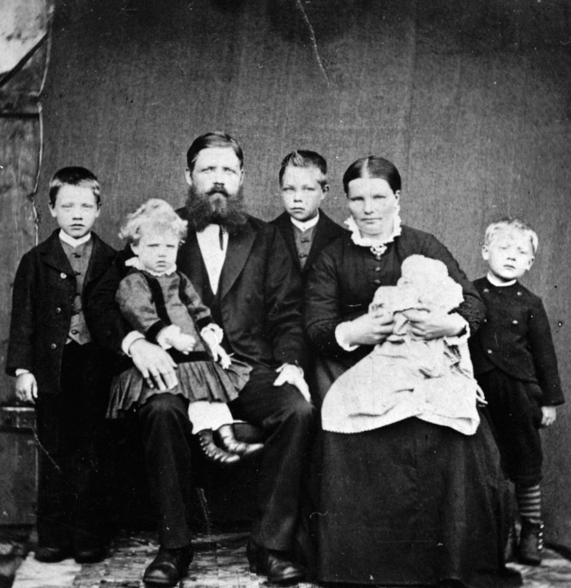 Anno Domkirkeodden, Familien Nilsen i Enger, Brumunddal. Fra venstre er Nils Nilsen, Oline Nilsen, far skomaker Johan Nilsen, Karl Nilsen, mor Lovise Nilsen med Agnethe Nilsen på fanget, Anders Nilsen.