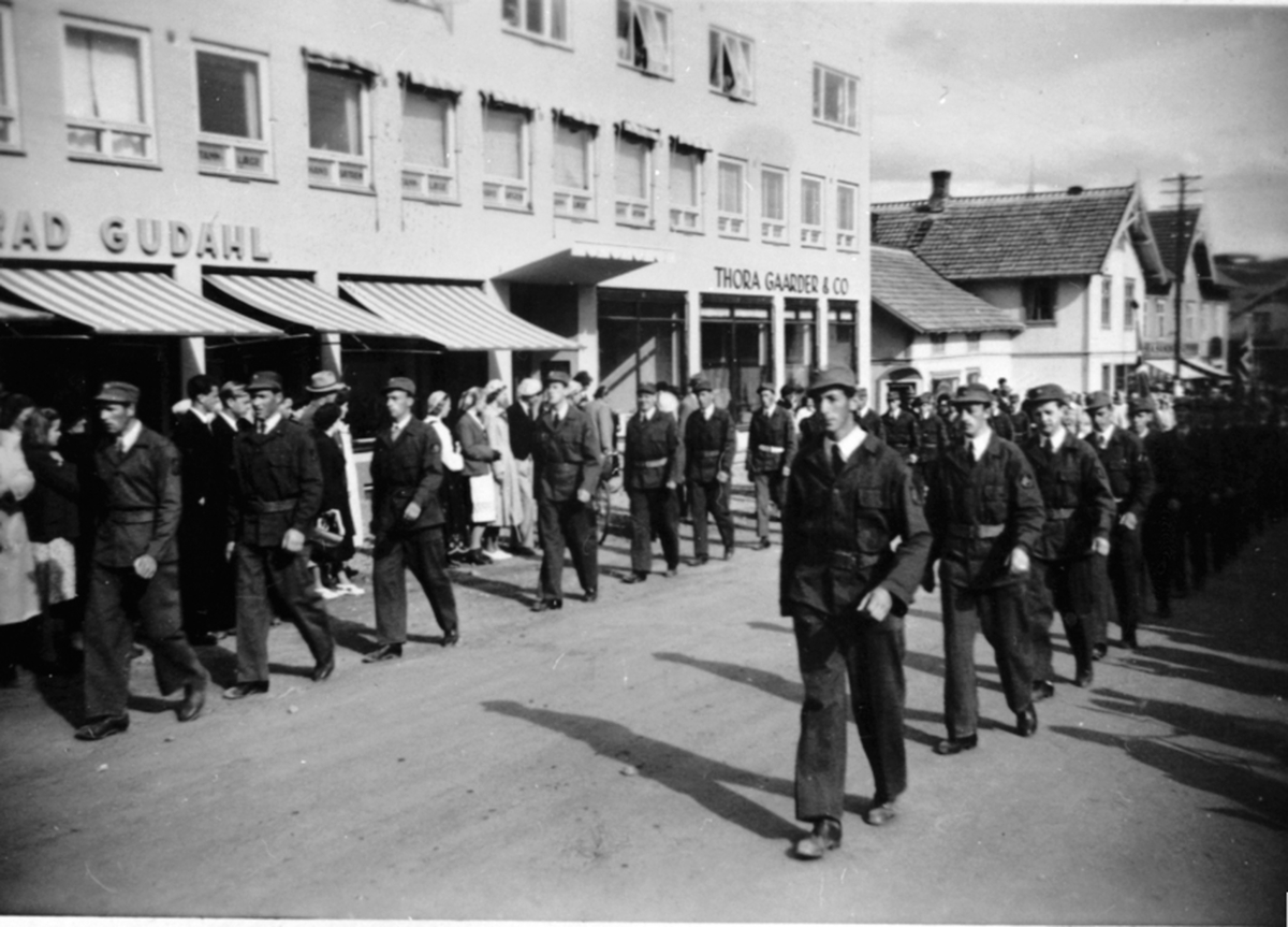 Anno Domkirkeodden, 17. maitog, Furnesvegen, Brumunddal. Heimevernet marsjerer.
