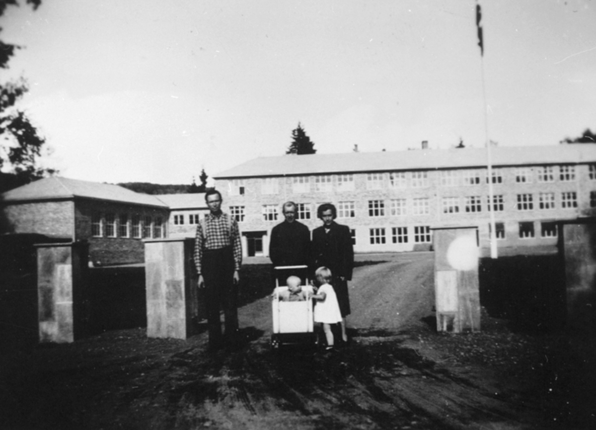 Anno Domkirkeodden, Åpningsdagen for Fagerlund skole, Brumunddal. I porten fra venstre er Ola Almaas, Anders Tollefsen, Kirsten Tollefsen, barnevogn med Rolf Almaas, Astrid Tollefsen.