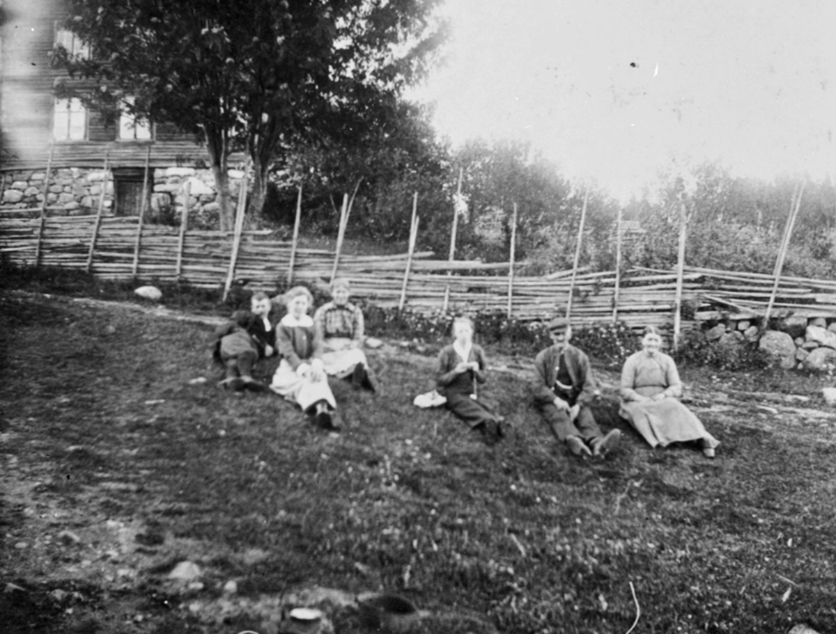Anno Domkirkeodden, Faråsen gard, Veldre, Ringsaker. Til høyre er Nils Faråsen Karen Faråsen.
