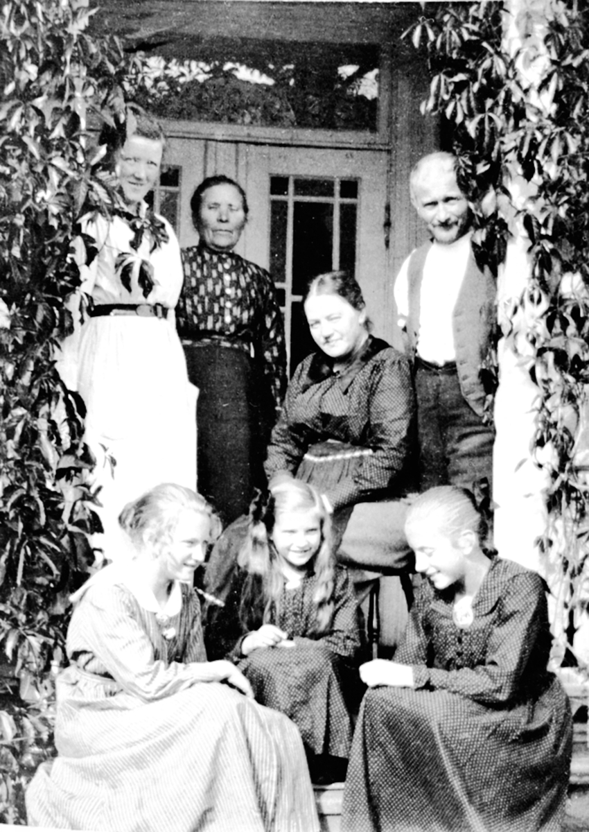 Anno Domkirkeodden, Begravelse etter Oline Mæhlum. Fra venstre er Paula Mæhlum (gift Berg), Halgerd Mæhlum, Lilly Mæhlum, Laura Hjellum (født Grepstad), Sigrid Rauland, Oline og Jacob Mæhlum. Nygata, Brumunddal.
