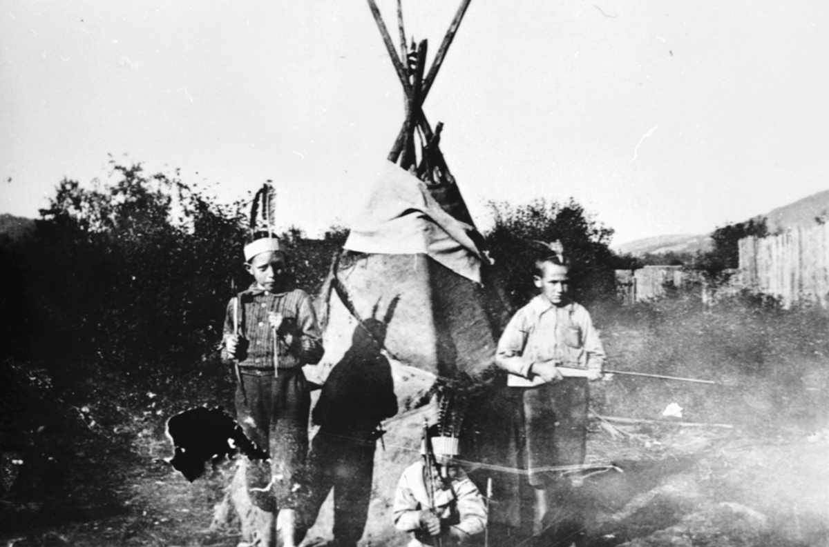 Anno Domkirkeodden, 3 gutter leker indianere med wigwam, gevær og fjærpryd på Husebyenga, Brumunddal. Fra venstre er Ole Taalesen, Leif Molstad, Ole Bakken.