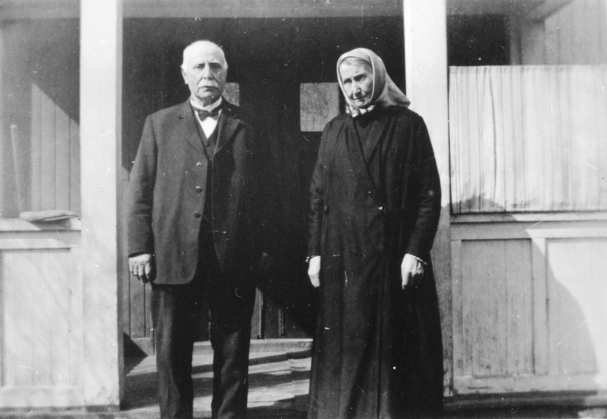 Anno Domkirkeodden, Smed og "politi" Ole Larsen og Oline Larsen, gullbrudepar, Nybakken øvre, Kongsvegen, Brumunddal.