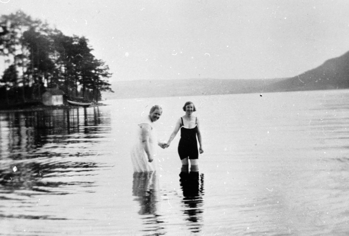 Anno Domkirkeodden, 2 damer bader i Mjøsa på badeplassen i Hvervenvika, Brumunddal.